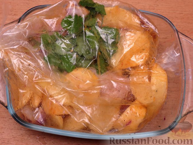 Фото приготовления рецепта: Картофель, запечённый с курицей и репой (в рукаве) - шаг №5
