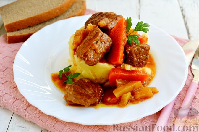 Фото к рецепту: Говядина, тушенная с сельдереем и морковью в томатном соусе