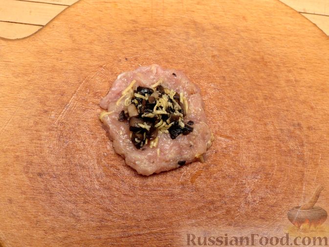 Фото приготовления рецепта: Зразы из индейки с шампиньонами и сыром (в духовке) - шаг №7