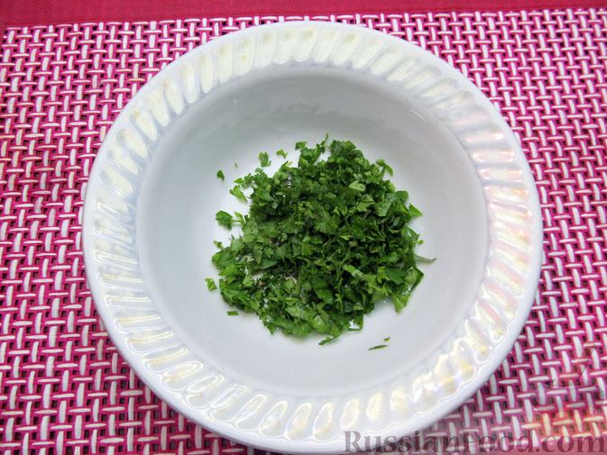 Фото приготовления рецепта: Салат из капусты с колбасой и зелёным горошком - шаг №2
