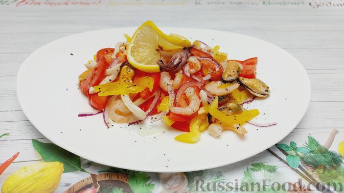 Фото к рецепту: Салат с морепродуктами, сладким перцем, помидорами и красным луком