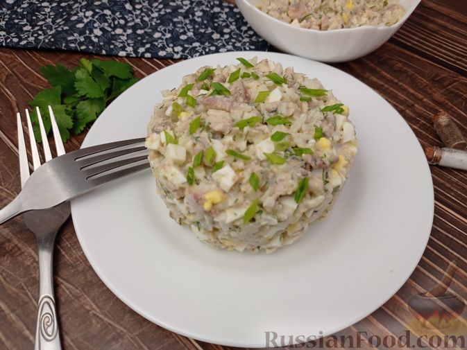 Фото к рецепту: Салат с консервированной рыбой, рисом, яйцами и луком
