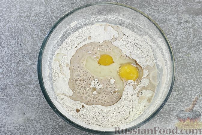 Фото приготовления рецепта: Пшенично-гречневые пирожки с зелёным луком и яйцами (в духовке) - шаг №4
