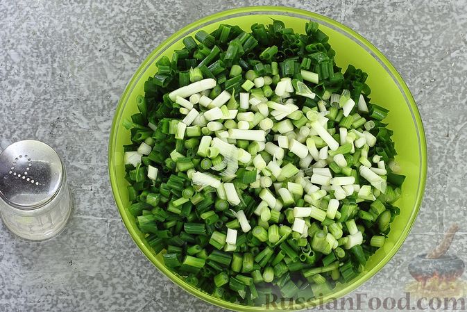 Фото приготовления рецепта: Пшенично-гречневые пирожки с зелёным луком и яйцами (в духовке) - шаг №7