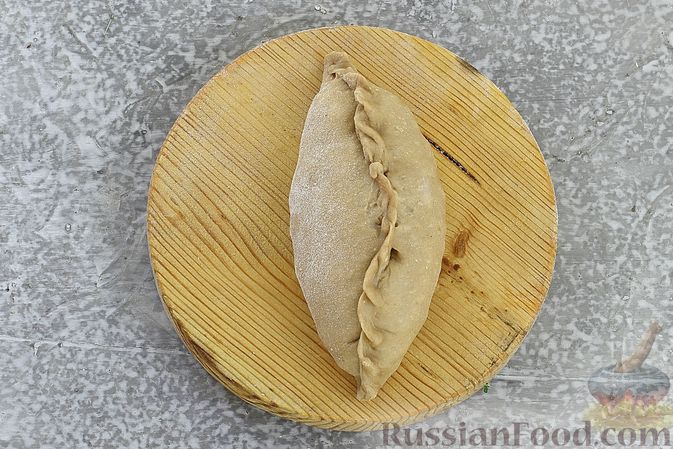 Фото приготовления рецепта: Пшенично-гречневые пирожки с зелёным луком и яйцами (в духовке) - шаг №13
