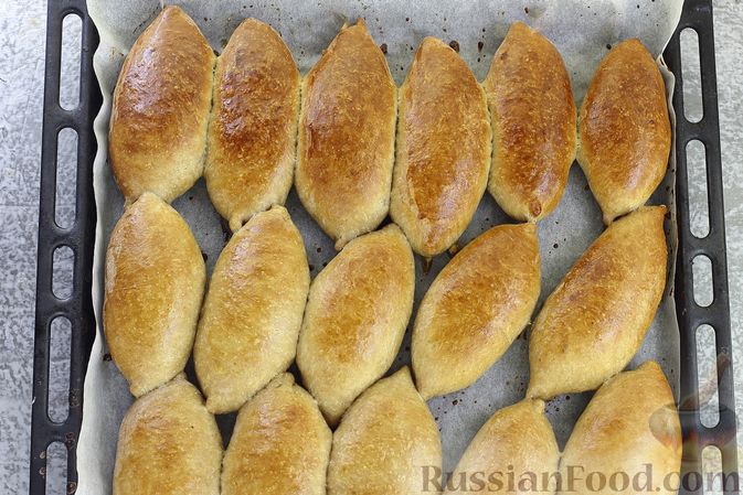 Фото приготовления рецепта: Пшенично-гречневые пирожки с зелёным луком и яйцами (в духовке) - шаг №16
