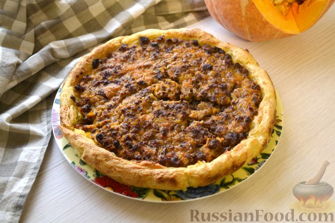 Фото к рецепту: Открытый картофельный пирог с тыквенно-мясной начинкой