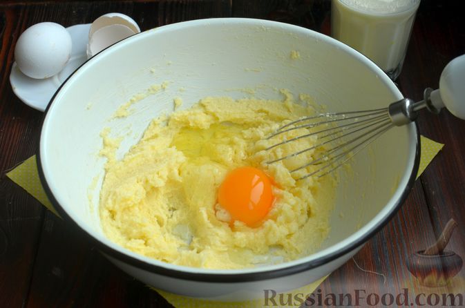 Фото приготовления рецепта: Лимонный кекс с сиропом - шаг №5