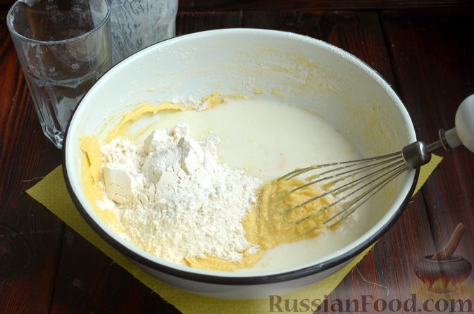 Фото приготовления рецепта: Лимонный кекс с сиропом - шаг №7