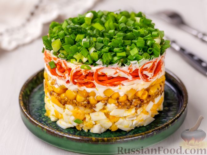 Фото к рецепту: Слоёный салат с кукурузой, морковью по-корейски, яйцами и зелёным луком