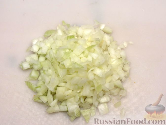 Фото приготовления рецепта: Киш с капустой, черносливом и яично-сметанной заливкой с сыром - шаг №7
