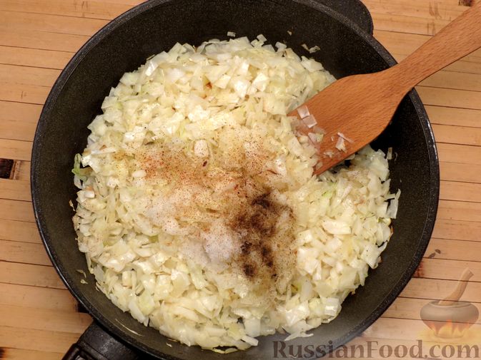 Фото приготовления рецепта: Киш с капустой, черносливом и яично-сметанной заливкой с сыром - шаг №11