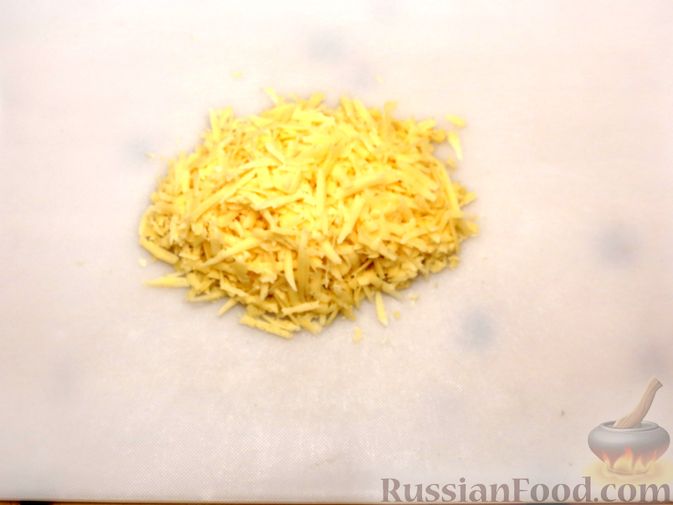 Фото приготовления рецепта: Киш с капустой, черносливом и яично-сметанной заливкой с сыром - шаг №12