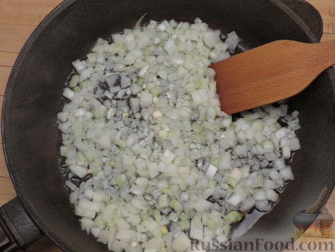 Фото приготовления рецепта: Киш с капустой, черносливом и яично-сметанной заливкой с сыром - шаг №9