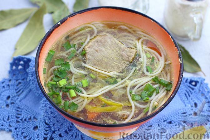 Фото к рецепту: Говяжий суп с рисовой лапшой