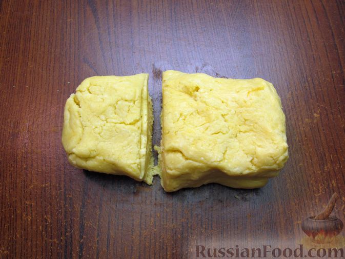 Фото приготовления рецепта: Закрытый пирог из песочного теста с капустной начинкой - шаг №17