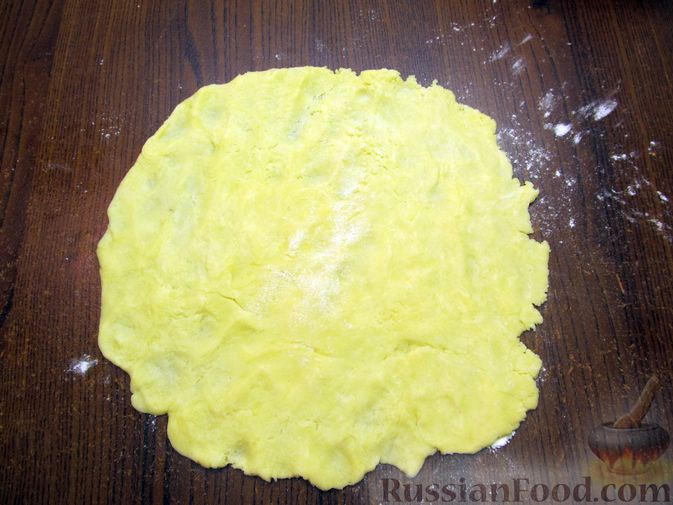 Фото приготовления рецепта: Закрытый пирог из песочного теста с капустной начинкой - шаг №20