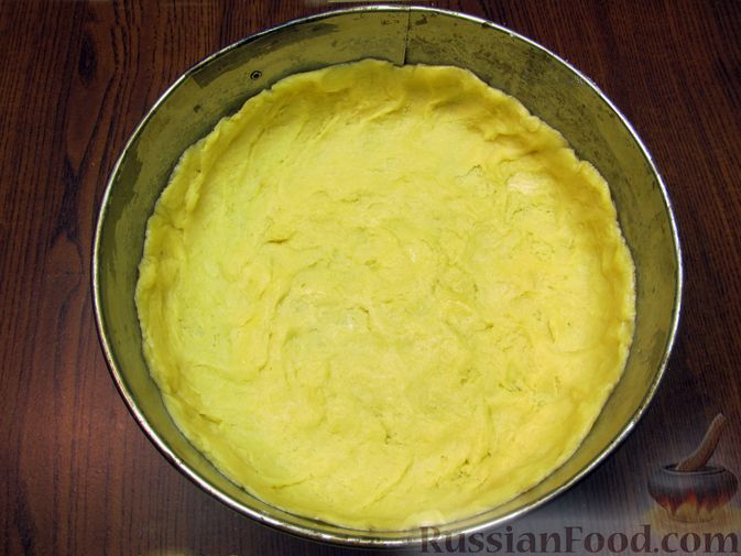 Фото приготовления рецепта: Закрытый пирог из песочного теста с капустной начинкой - шаг №18