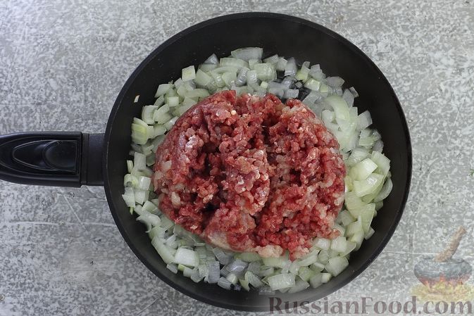 Фото приготовления рецепта: Зразы из риса с мясным фаршем, на сковороде - шаг №6