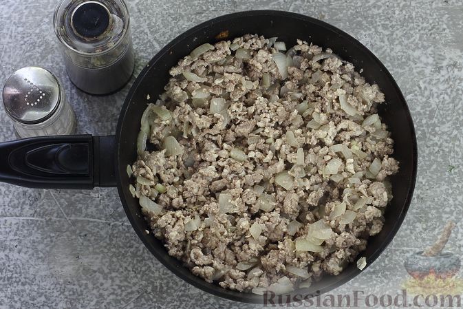Фото приготовления рецепта: Зразы из риса с мясным фаршем, на сковороде - шаг №7