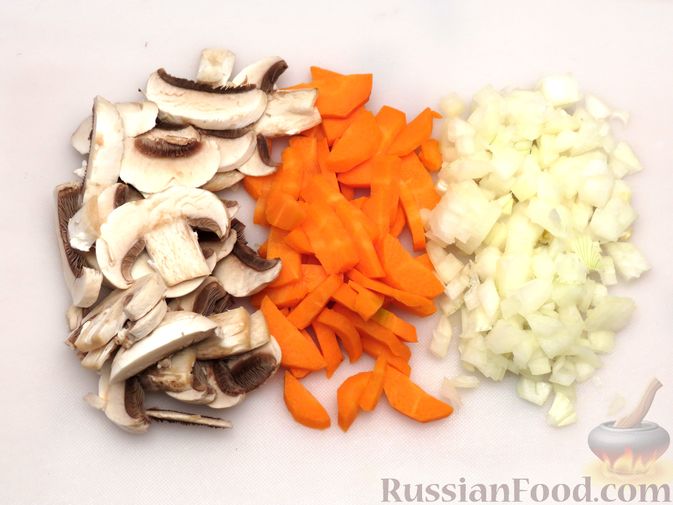 Фото приготовления рецепта: Булгур с индейкой, овощами и грибами - шаг №2