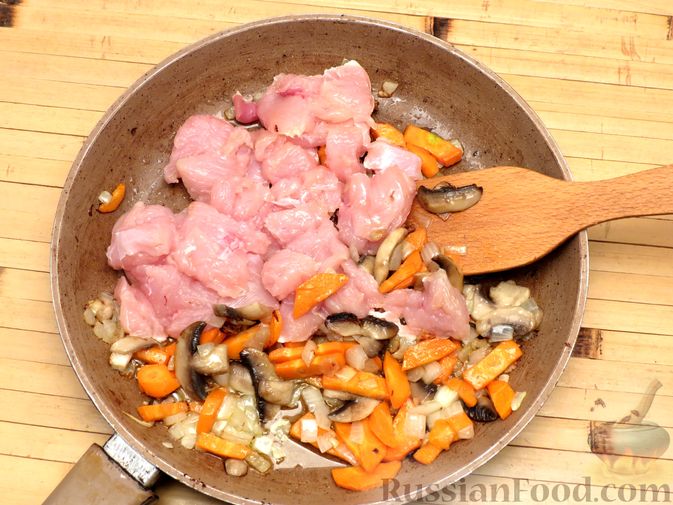 Фото приготовления рецепта: Булгур с индейкой, овощами и грибами - шаг №5