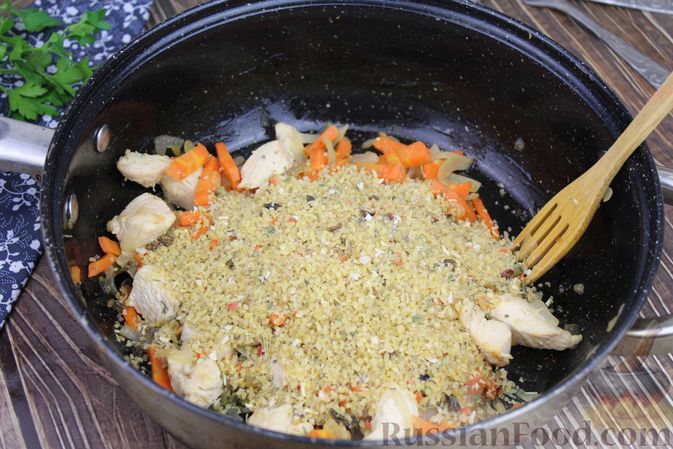Фото приготовления рецепта: Булгур с курицей, овощами и томатной пастой - шаг №4