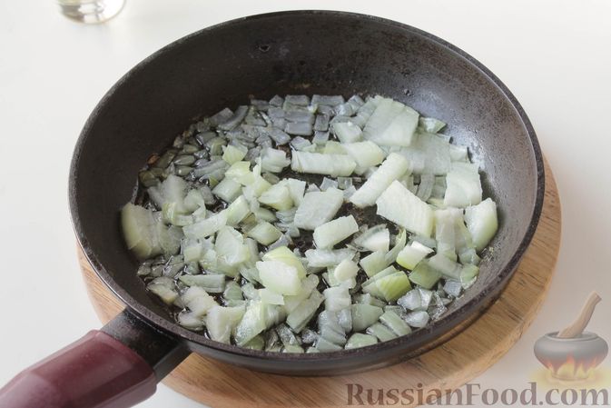 Фото приготовления рецепта: Жареная квашеная капуста с луком - шаг №2