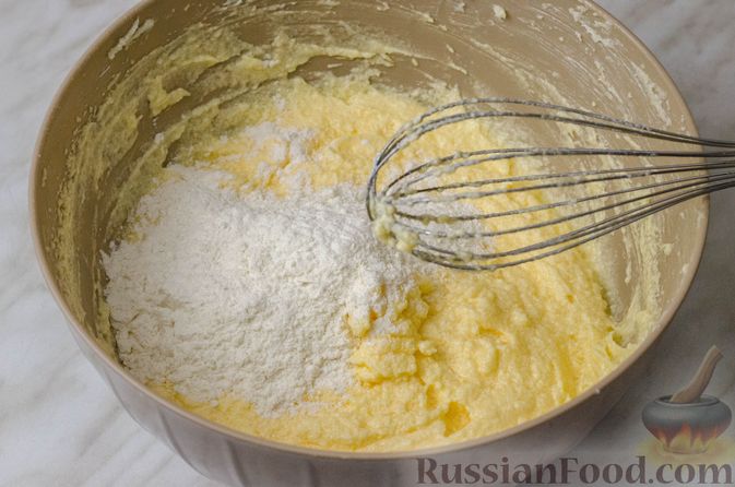 Фото приготовления рецепта: Апельсиновый кекс с клюквой и белковой глазурью - шаг №7