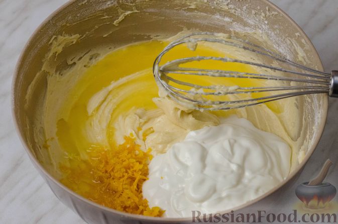 Фото приготовления рецепта: Апельсиновый кекс с клюквой и белковой глазурью - шаг №8