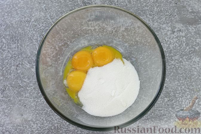 Фото приготовления рецепта: Торт из картофельно-миндального бисквита с вишнёвым конфитюром и белым ганашем - шаг №6