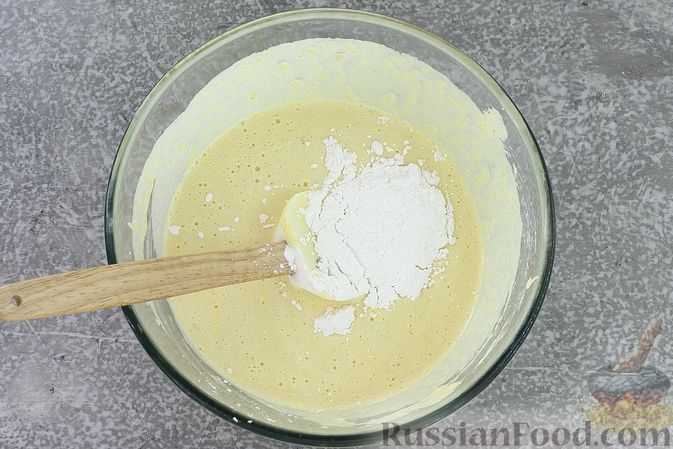 Фото приготовления рецепта: Торт из картофельно-миндального бисквита с вишнёвым конфитюром и белым ганашем - шаг №10