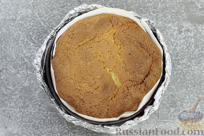 Фото приготовления рецепта: Торт из картофельно-миндального бисквита с вишнёвым конфитюром и белым ганашем - шаг №14