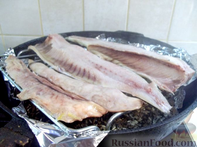 Фото приготовления рецепта: Копчёная рыба на сковороде - шаг №15