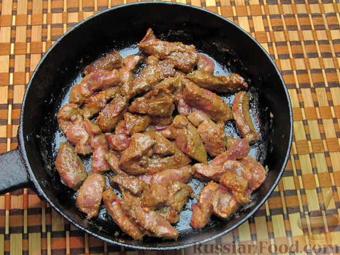 Фото приготовления рецепта: Жареная картошка с говяжьей печенью - шаг №14