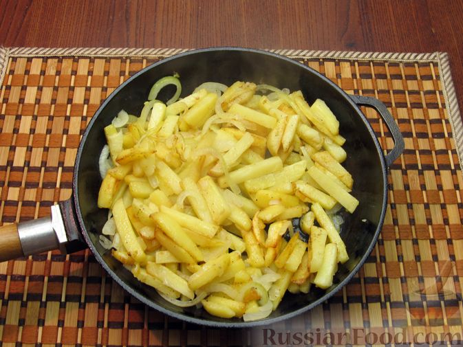 Фото приготовления рецепта: Жареная картошка с говяжьей печенью - шаг №12