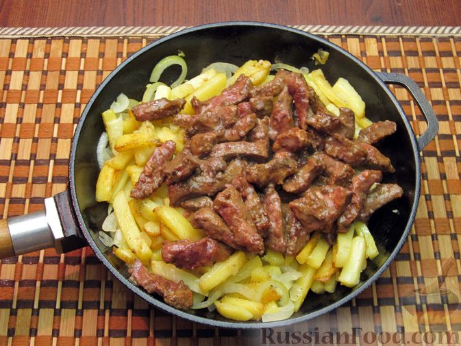 Фото приготовления рецепта: Жареная картошка с говяжьей печенью - шаг №15