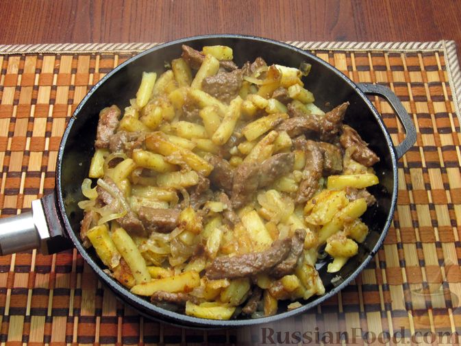 Фото приготовления рецепта: Жареная картошка с говяжьей печенью - шаг №16