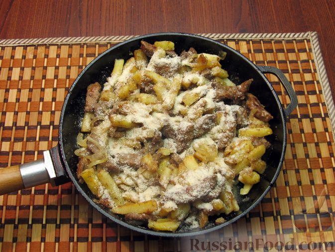 Фото приготовления рецепта: Жареная картошка с говяжьей печенью - шаг №17