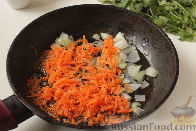 Фото приготовления рецепта: Запечённая квашеная капуста с морковью и луком - шаг №3