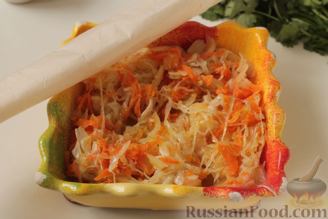 Фото приготовления рецепта: Запечённая квашеная капуста с морковью и луком - шаг №5