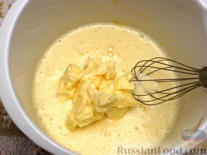 Фото приготовления рецепта: Открытый песочный пирог с бананами в яично-сметанной заливке - шаг №3