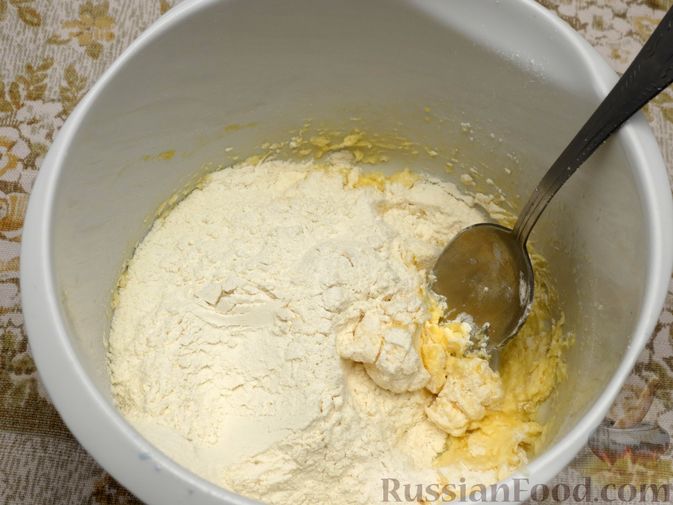Фото приготовления рецепта: Открытый песочный пирог с бананами в яично-сметанной заливке - шаг №4