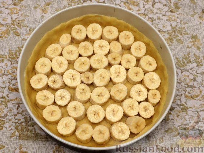Фото приготовления рецепта: Открытый песочный пирог с бананами в яично-сметанной заливке - шаг №8