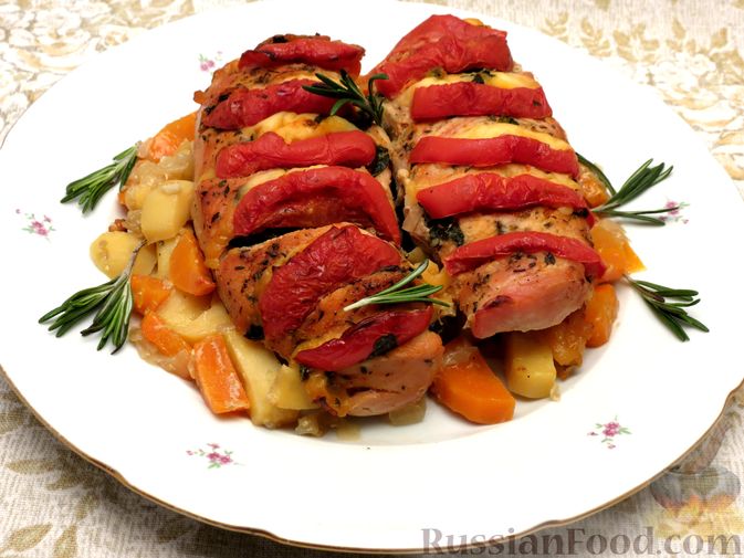 Фото к рецепту: Филе индейки "Гармошка" с помидорами, шпинатом и сыром, запечённое с овощами