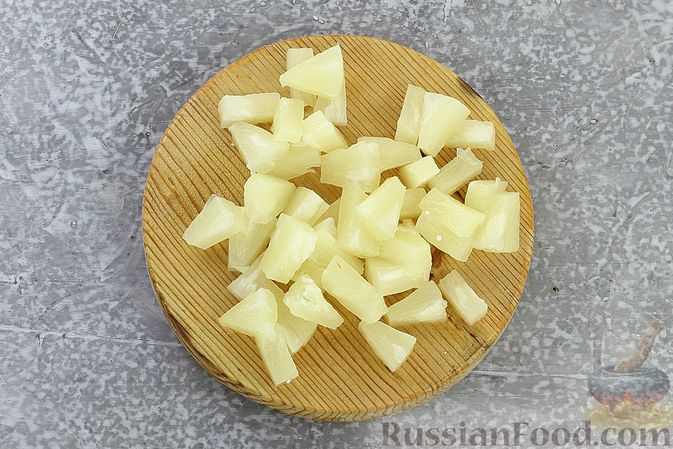 Фото приготовления рецепта: Салат с креветками, ананасами, сыром и горчично-йогуртовой заправкой - шаг №6