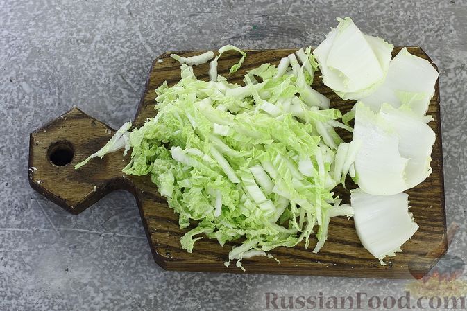 Фото приготовления рецепта: Салат с пекинской капустой, ветчиной и сыром сулугуни - шаг №2