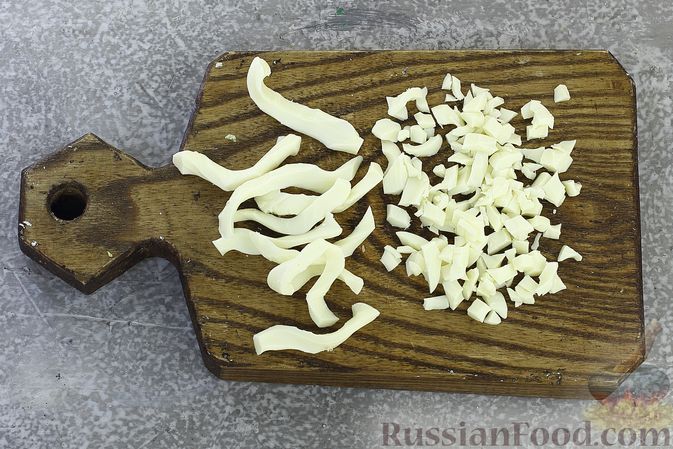 Фото приготовления рецепта: Салат с пекинской капустой, ветчиной и сыром сулугуни - шаг №4