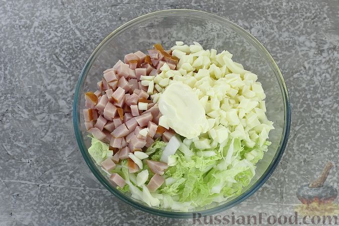 Фото приготовления рецепта: Салат с пекинской капустой, ветчиной и сыром сулугуни - шаг №5