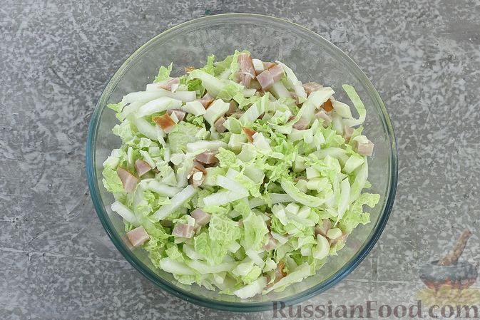 Фото приготовления рецепта: Салат с пекинской капустой, ветчиной и сыром сулугуни - шаг №6